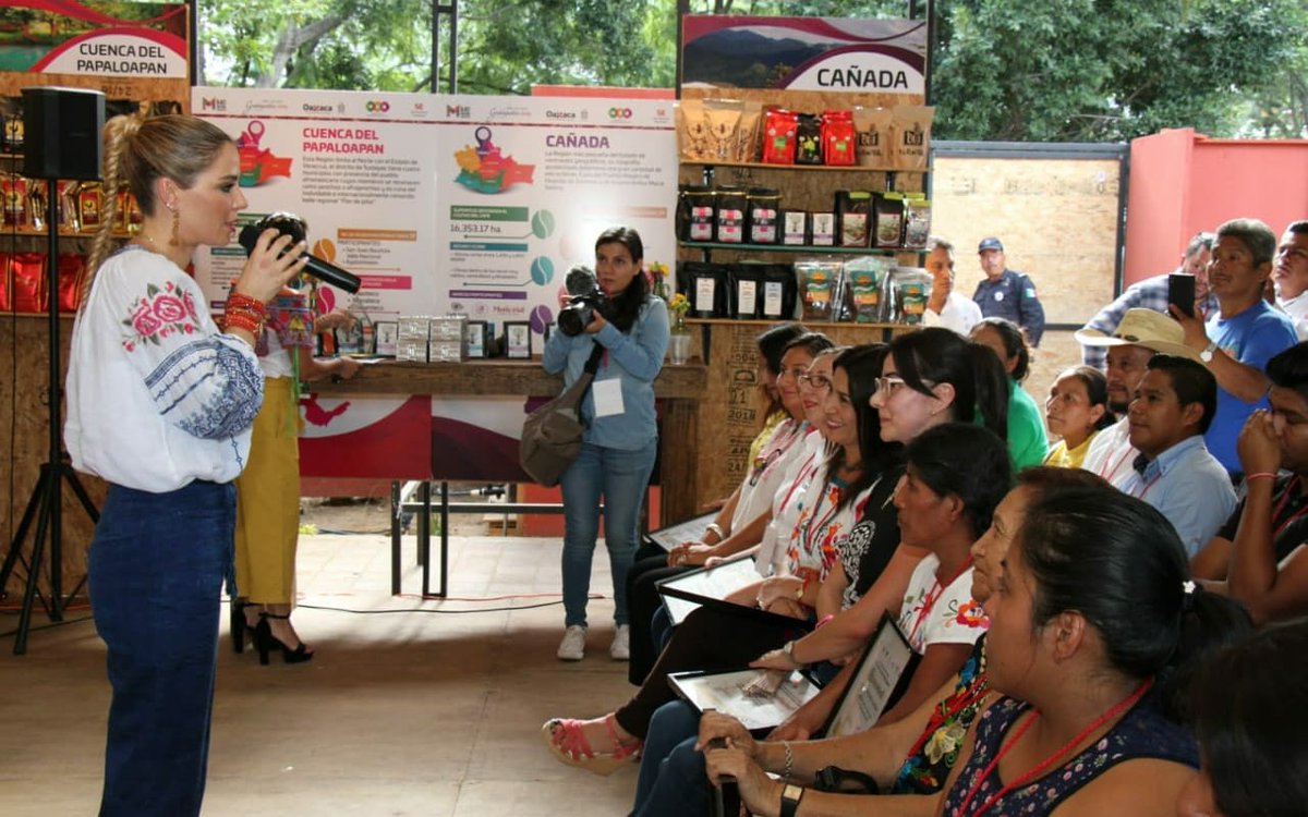 Esta tarde tuve el gusto de visitar el Pabellón de Café “Aroma de Oaxaca”, donde saludé y reconocí el talentoso trabajo de las mujeres emprendedoras, además de saborear deliciosos cafés 100% oaxaqueños. ¡La #Guelaguetza2018, lo tiene todo!