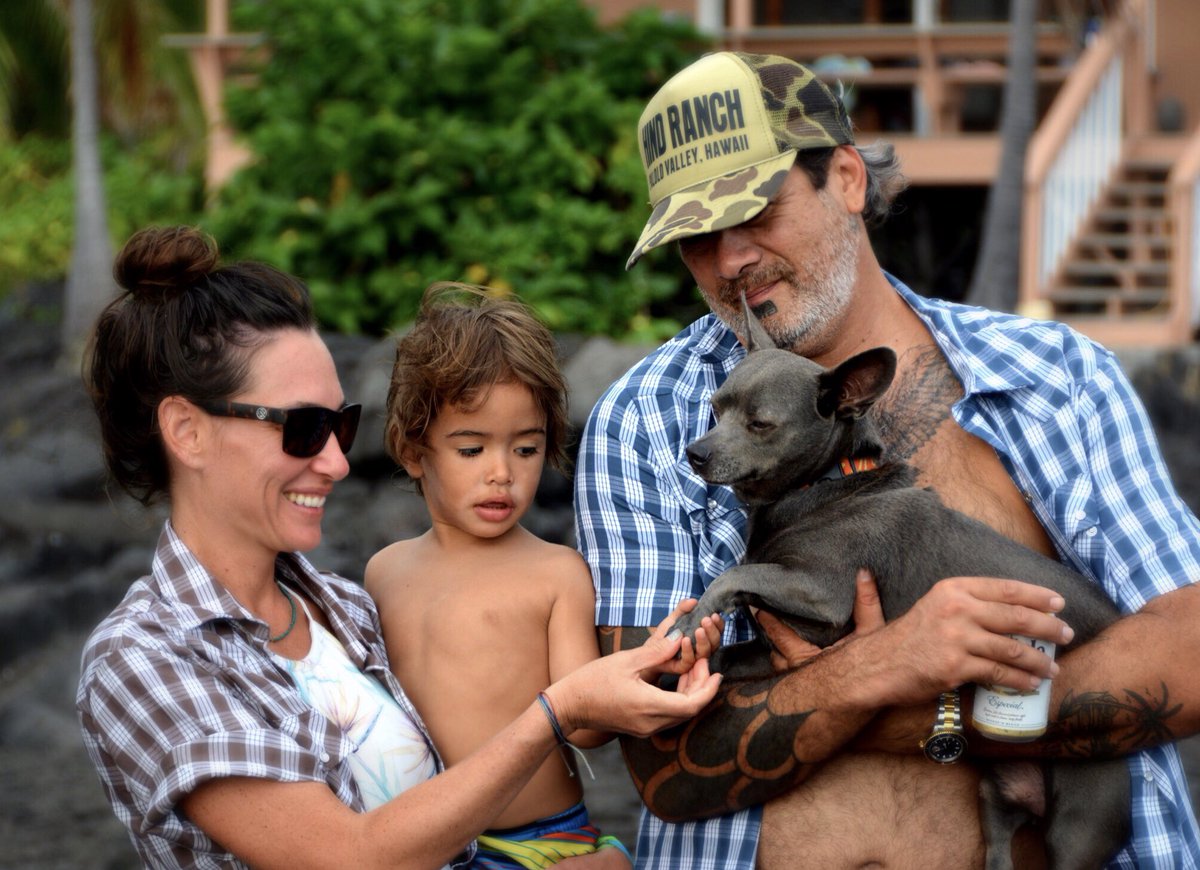 Palaka is always in style in the islands 🏝🤙🏼The true Hawaiian work-party fabric, our Palaka is inspired by an old pineapple worker's jacket.
Born on the Big Island.  Made in El Paso.
#mensclothing #mensfashion #palaka #hawaiian