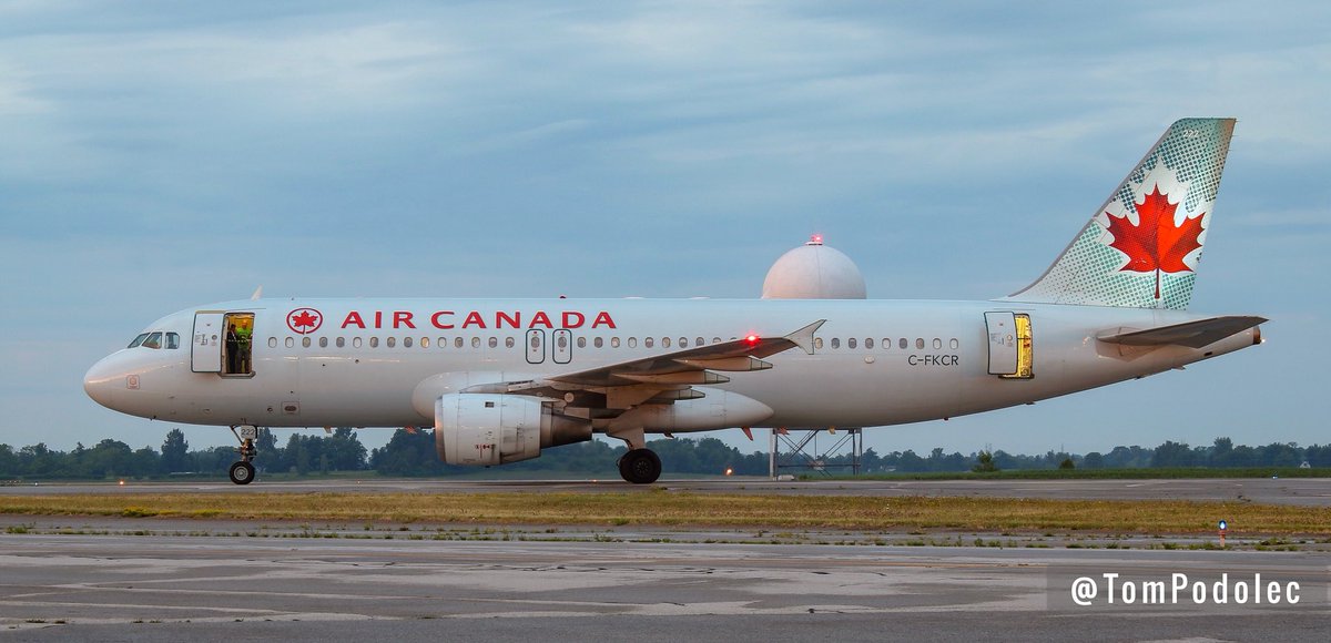 TomPodolec's tweet photo. PHOTOS DIVERIONS
In addition to #AC28, Hamilton International Airport also received two other Toronto bound flights. Air Canada #AC270 from Winnipeg and #AC542 from Seattle.
Currently getting fuel and will continue trip to Toronto soon. https://t.co/CT9qffHKJc