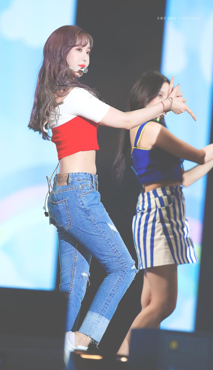 180723

황은비의 기럭지를 봐주세요 👏👏

#Gfriend #황은비 #SinB