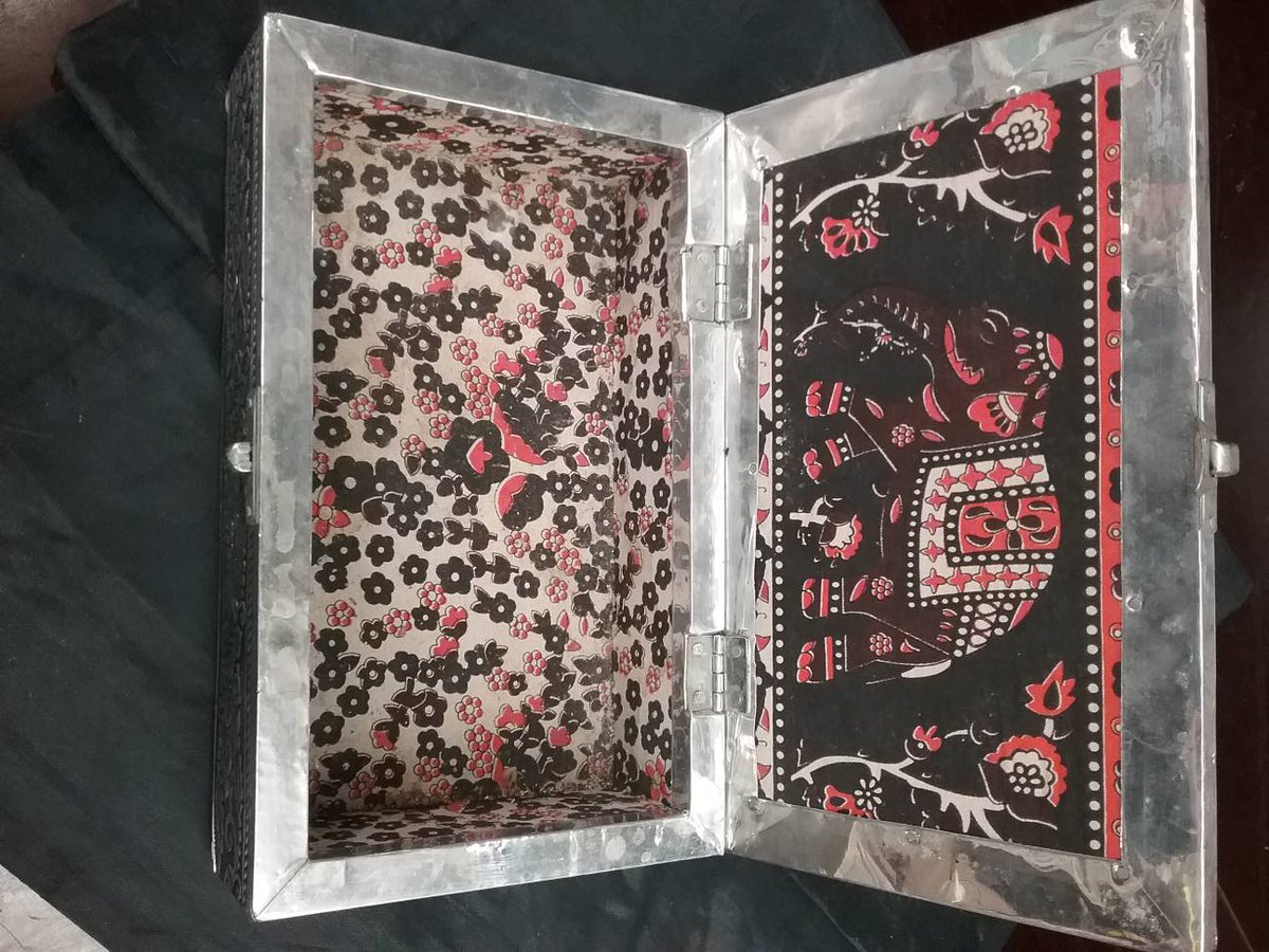 ShopCapHillGW's tweet photo. 7.24.18 @ 6:49 p.m. Metal Elephant box with lining. #AtGoodwillnow #elephantdesign #engravedmetal #smallbox #jewelrybox #niftythings #necessities https://t.co/JqlAH5wlZV