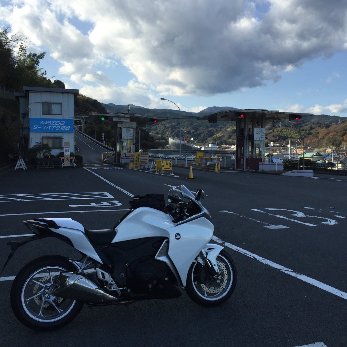 タカミヤヒロフミ バイク何に乗ってるんですか って聞かれて Vfr10fです って答えると大概知らないと言われる地獄 Vfr10f 不人気車 無人気車 絶版車 シャフトドライバーズ