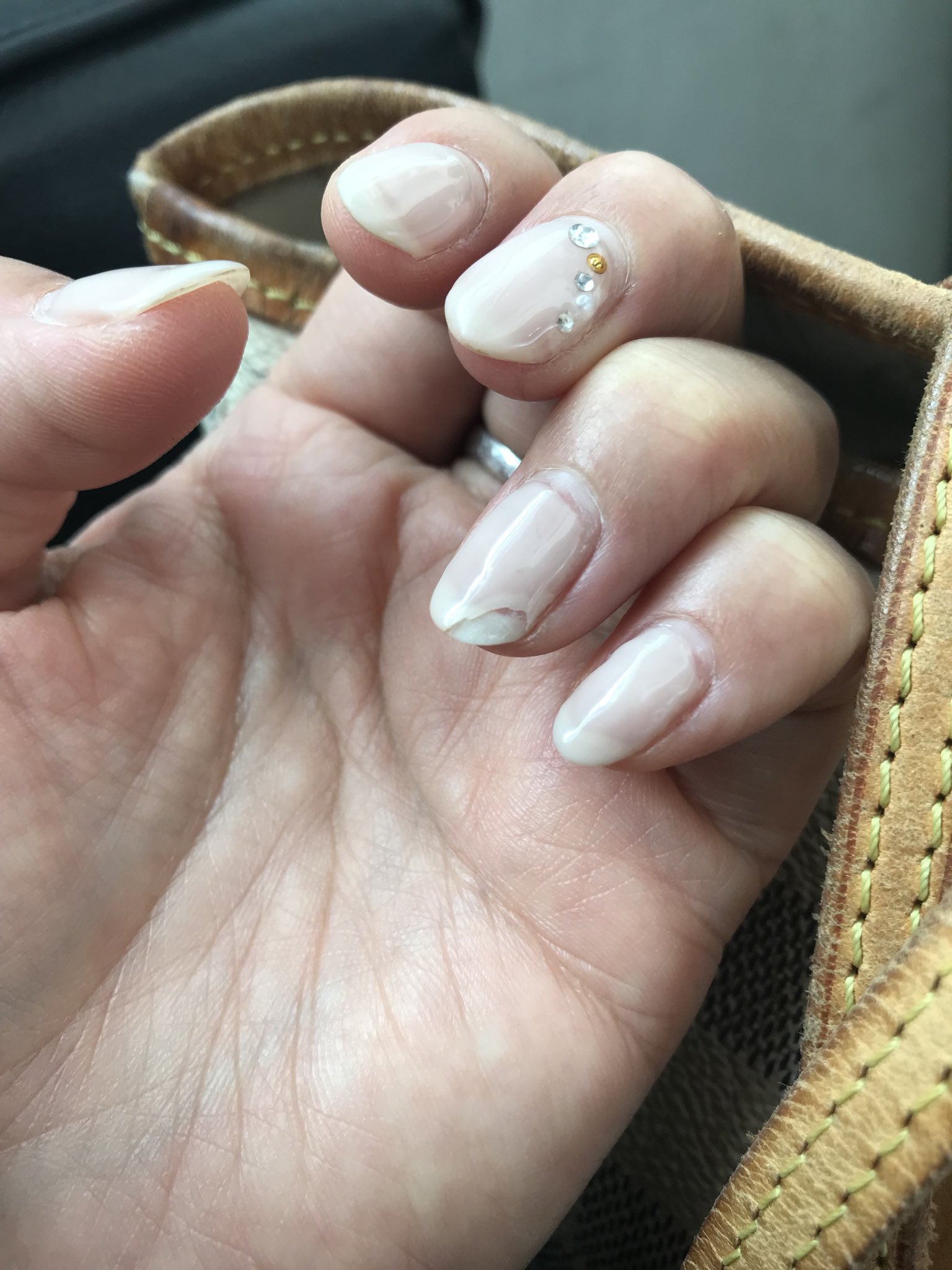 ちこ 何かに引っ掛けて一箇所だけ欠けてしまったジェルネイル直してもらいました 予約と予約の間に無理矢理入れてもらい いつも急なお願いを聞いてもらって本当に有難い ジェルネイル 修理 元どおり ありがとう T Co Duauem1uma Twitter