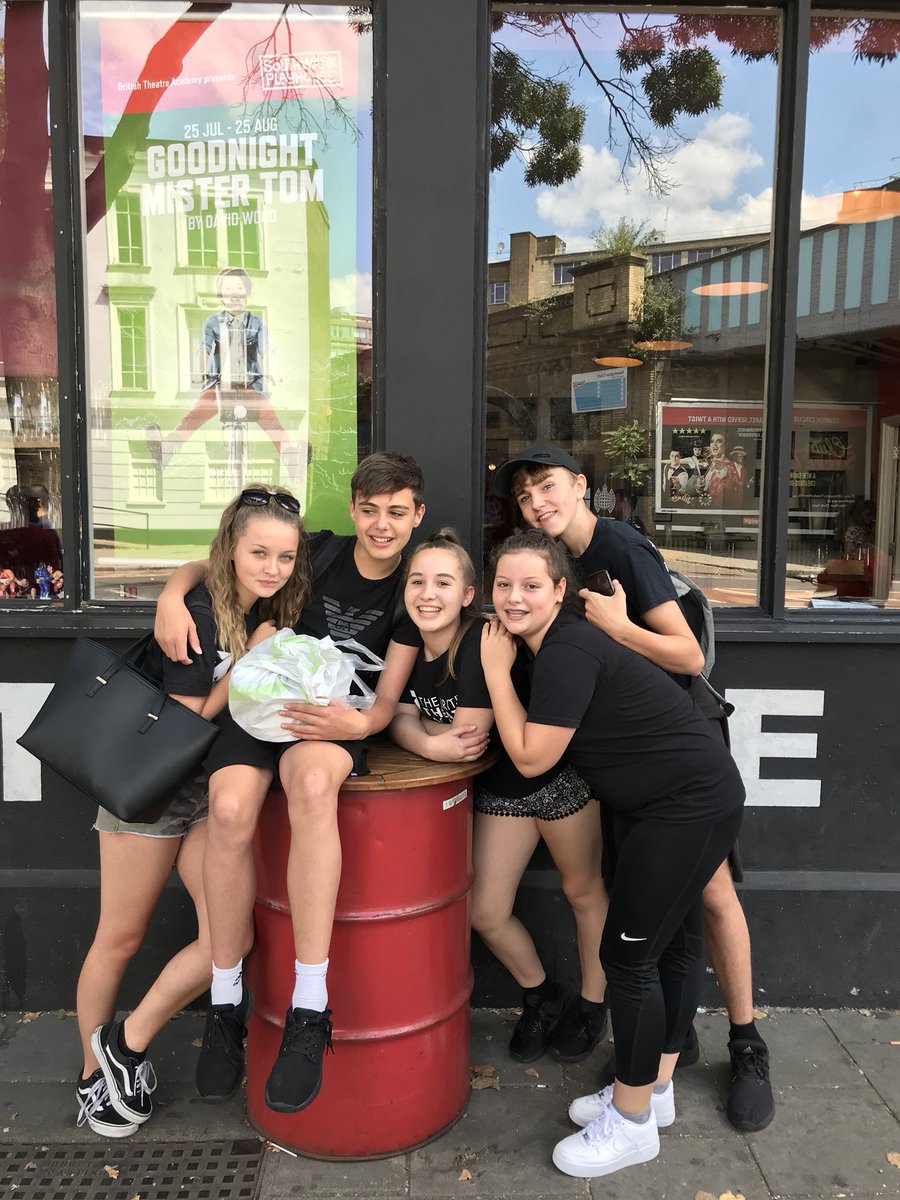 Vanheardy's tweet photo. Opening night @BTAOnStage @swkplay love these super talented hardworking little stars. #goodnightmrtom https://t.co/7Kmtwe3n8d