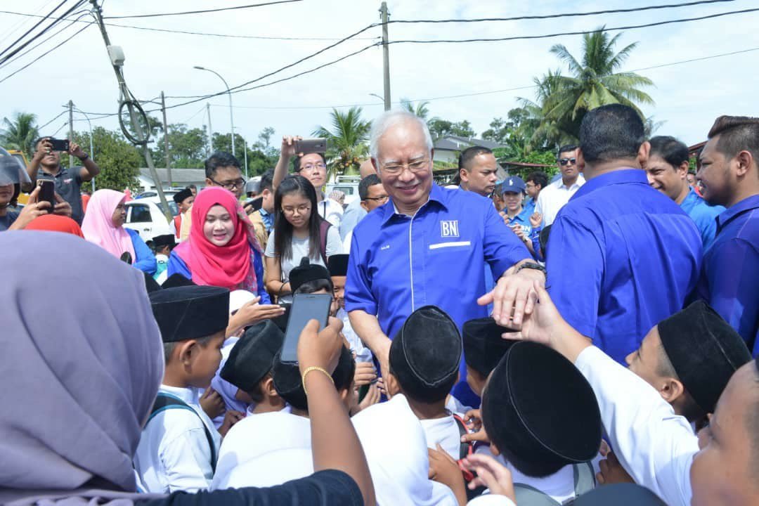 Saya bersama calon Barisan Nasional Datuk Lokman Adam di PRK Sg Kandis hari ini, berjumpa penduduk setempat. Terima kasih atas sambutan mesra kepada kami.
