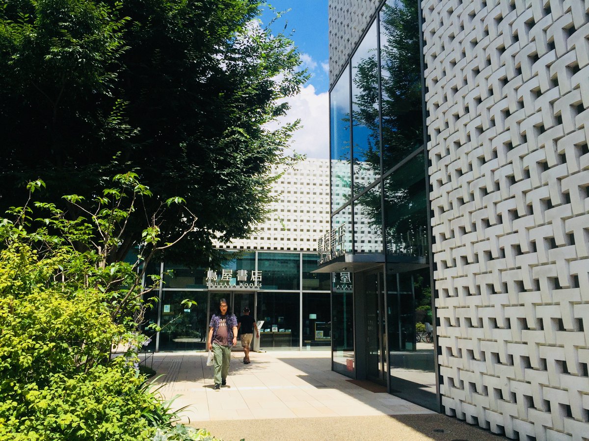 SendPoints's tweet photo. Having a visit in Japan bookstores.

#Sendpoints https://t.co/QxpRcQUu6R