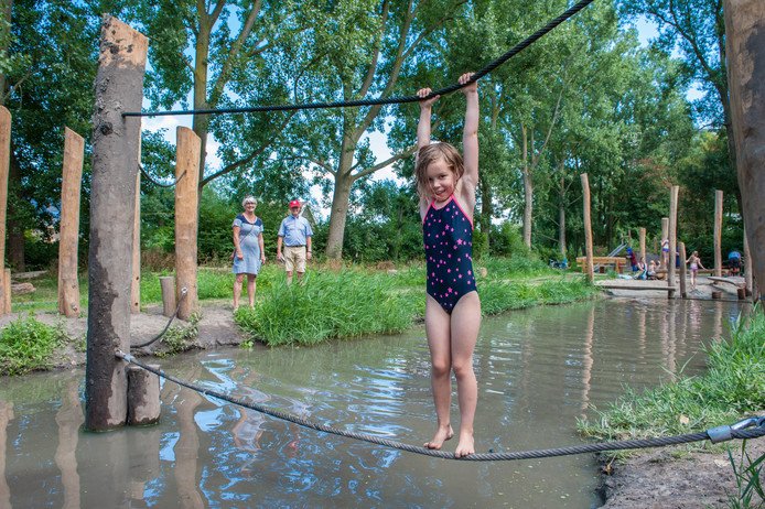 spelenoosterwei's tweet photo. Nieuwe natuurspeeltuin Het Eiland trekt dagelijks al 150 bezoekers
Dylan van Tok (10) was gisteren al voor de vijfde keer bij de nieuwe natuurspeelplaats Het Eiland in Gouda. „Ik kan hier uren spelen zonder me te vervelen.’’ Bericht in het AD van 23 juli https://t.co/3W88xCKjGD