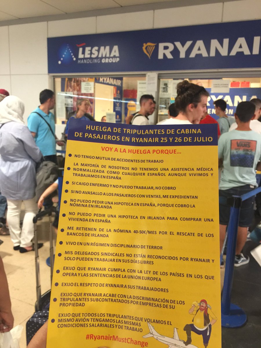 alonso_nahiara's tweet photo. El sindicato SITCPLA ha traído panfletos en los que explican por qué hacen #HuelgaRyanair los tripulantes de cabina, pero aseguran que los trabajadores de seguridad no les dejan repartirlos. https://t.co/LBlcwXkjOz https://t.co/dsAzJUmbQi