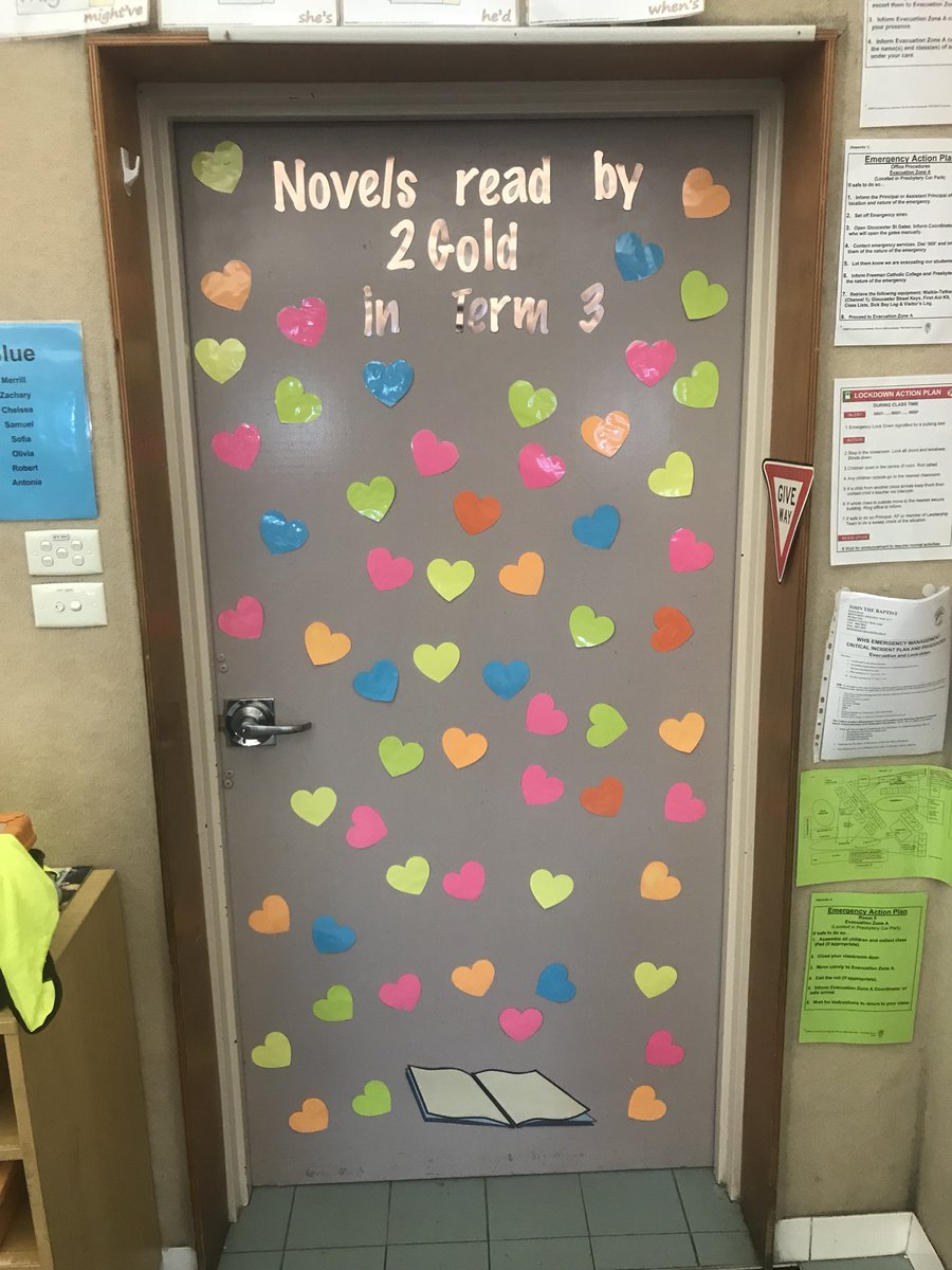 Look at my beautiful new door 😍 Students will write on the hearts the title of the novel when they have completed a book. This will hopefully motivate students to continue their reading 📖 #ACUEDU_p