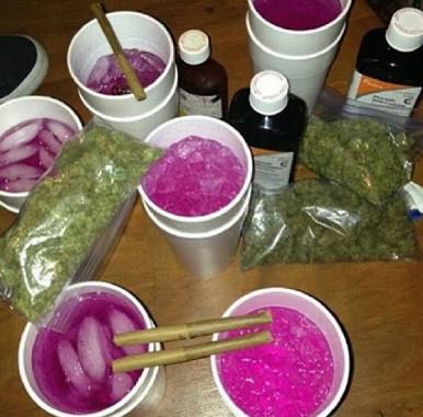 Maestro_SOD's tweet photo. @SlaViiT_Tso The Codeine💜 &amp; Weed Lovers🔌🔥
#NcikaGang 🍉💦
#SiOnVele 🌊
#SomeOtherDogs™🔥💯💪🏼 https://t.co/p2RB9js2xa
