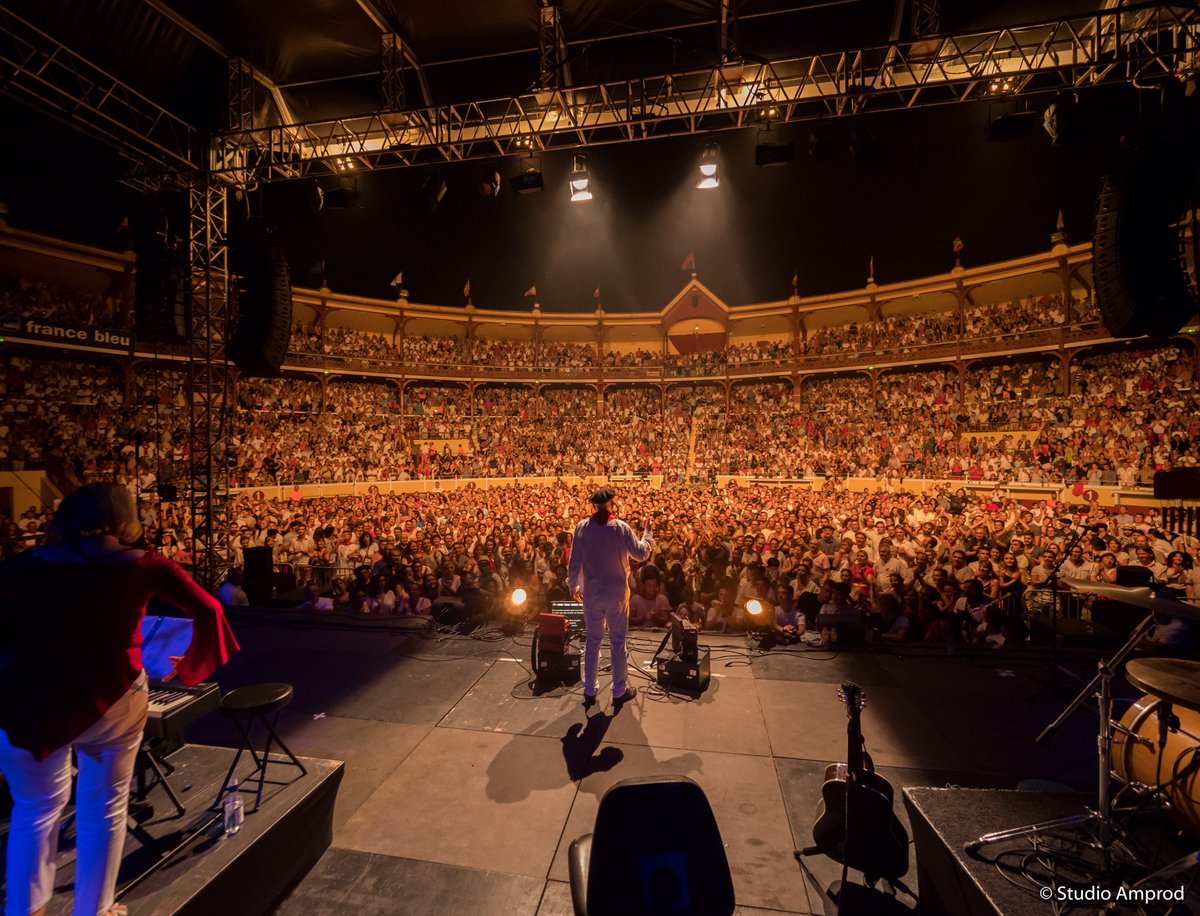 VilleDeBayonne's tweet image. Le groupe béarnais #Nadau était en concert dans les @ArenesDeBayonne combles hier à la veille de l'ouverture des #fetesdebayonne #FDB2018 🔻🔻🔻