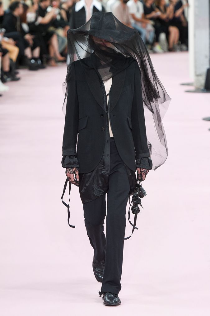 Gq Japan 美しくも退廃的 アン ドゥムルメステールが解釈する デカダンス プリンス アン ドゥムルメステール19年春夏コレクション T Co Vmrycmj75i