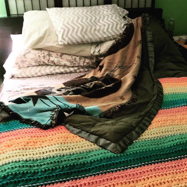 jajaamanda's tweet image. It’s my favorite night. #cleansheetnight. I have 7 pillows because 7 is a magically powerful number. This photo has been carefully cropped to exclude the mess that is my room. ift.tt/2JSiAoE