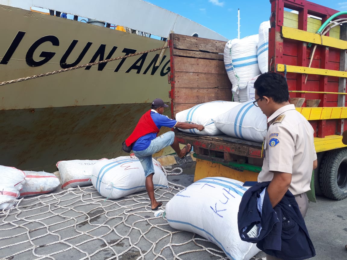 BKIPMTarakan's tweet photo. #OneHealthKIPM 
25.07.2018
Pengawasan di Pelabuhan Malundung Tarakan Via KM. Bukit Siguntang oleh ptugas @BKIPMTarakan 
#kerjagembira
#semakinsolid
#semangatbaru https://t.co/Lavz2YByxA