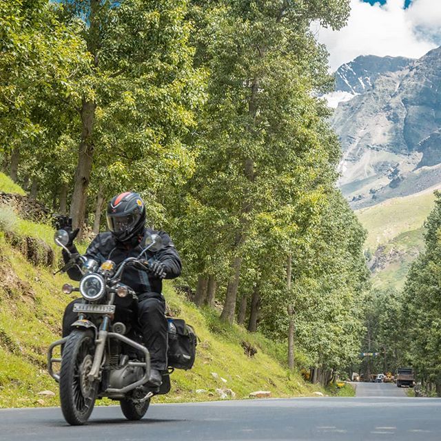 sunilsairam's tweet photo. Waving all the worries goodbye when in a ride.. This was on the way to Keylong.. Shot by @vibhor__yadav.. #HO2018 #HimalayanOdyssey #RoyalEnfield https://t.co/oT2cCALt9z https://t.co/X7arPtX9sS