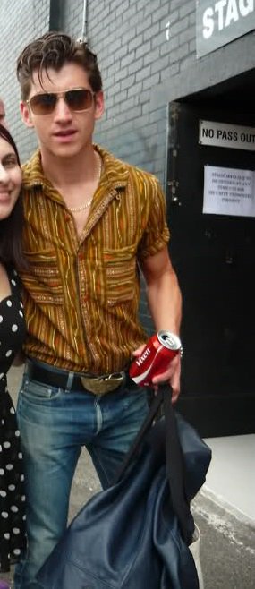 samukera_'s tweet photo. @chorandissima Alex turner do Arctic monkeys usa esse estilo https://t.co/G0mUUDSnCx