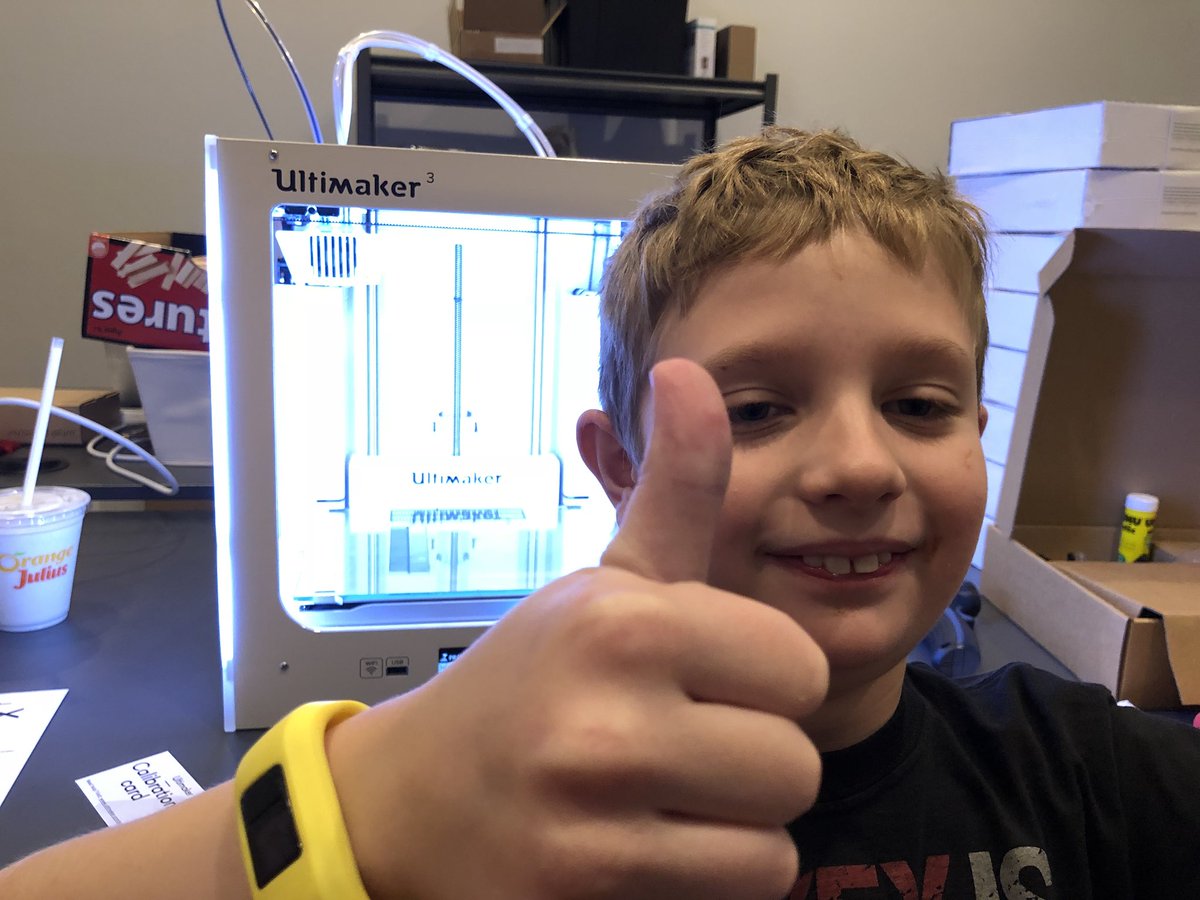 SillyLucas's tweet image. My 3d printer is calibrating. #makerkid