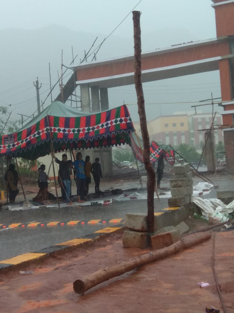 VDsnlu's tweet photo. Following his principles, we started the day fighting against the odds to continue this protest; peacefully. It started pouring early in the morning and the tent came crashing to the ground. Students struggled to save themselves from the cruel weather; losing no hope
#savedsnlu https://t.co/RP0lGLM96t