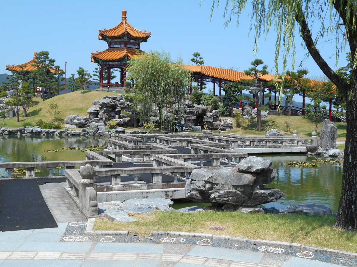 中国庭園燕趙園 臥龍廊と一覧亭 魚背橋 園内にある臥龍廊と一覧亭 魚背橋 カクカクとした魚背橋を歩いて四方を見渡してみると それぞれ違った景色があります 一覧亭は 風通しがよく 園内を一望できます T Co Vztdjilvvk Twitter