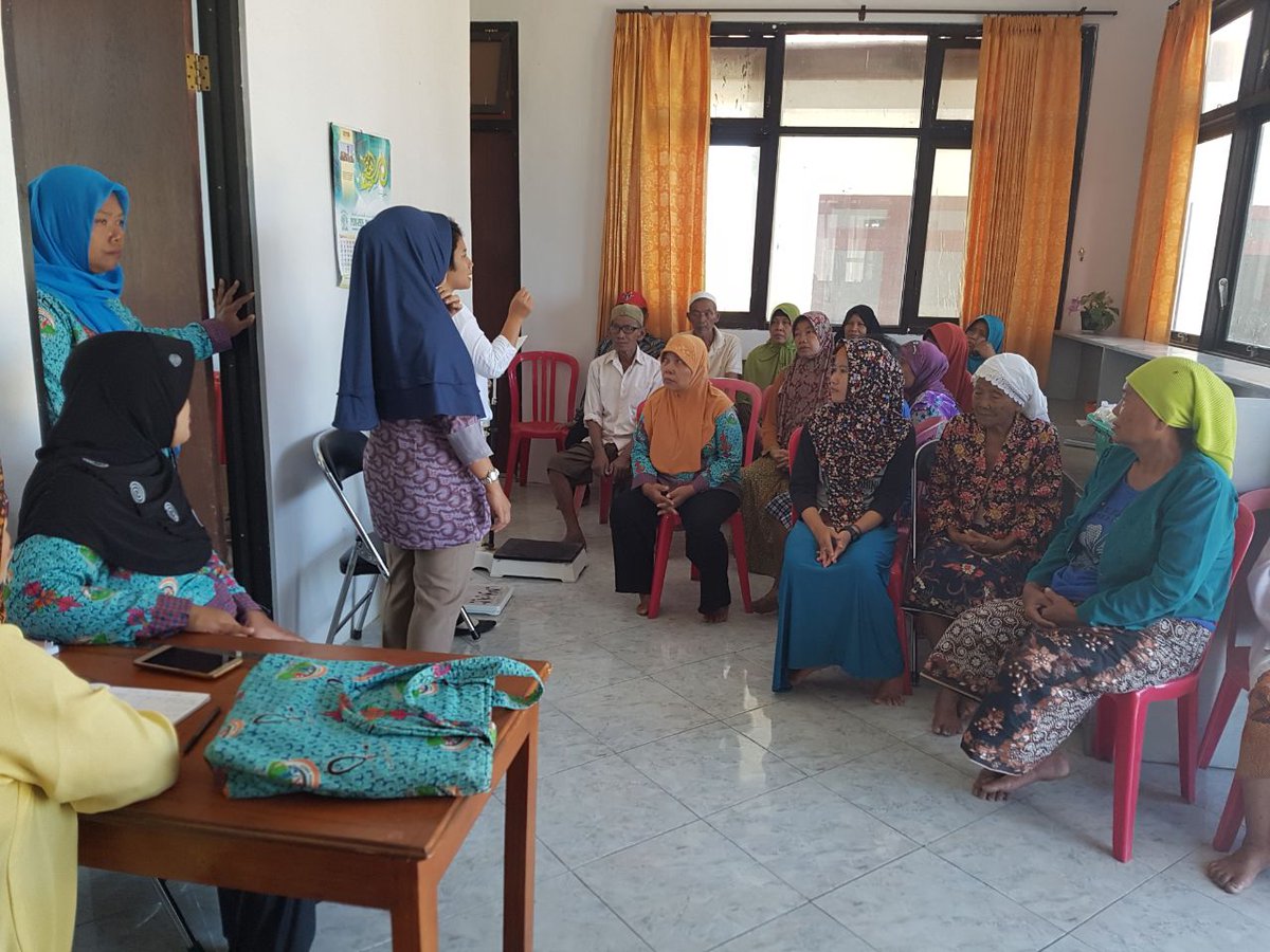 PkmBajulmati's tweet photo. Bidan desa Puskesmas Bajulmati bersama kader melakukan penyuluhan kesehatan pada kegiatan Bina Keluarga Lansia di Poskesdes Desa Bimorejo, Rabu 25 Juli 2018.

@Dinkesbwi https://t.co/AZDVhHYW7O