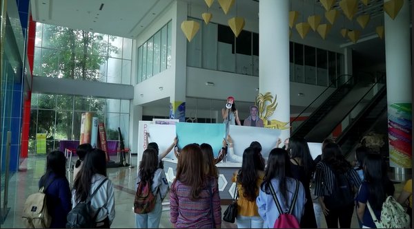 Waduh! Dara orasi ke teman-teman di kampus untuk waspada sama Leon Sang Predator?

Nonton #SiapaTakutJatuhCinta pukul 18.15 WIB.