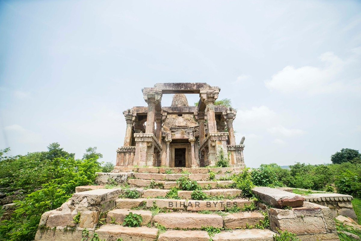BiharBytes's tweet photo. This is the ancient Ganesh Temple, situated about 2200 feet above the ground over the hill in Rohtas, Bihar.
The temple is build in Rajputana style and you can find some of it's replicas in Jodhpur and chittorgarh.
#biharbytes #coloursofbihar #bemisalbihar #rohtasgarhfort https://t.co/G2Mmqewb8w