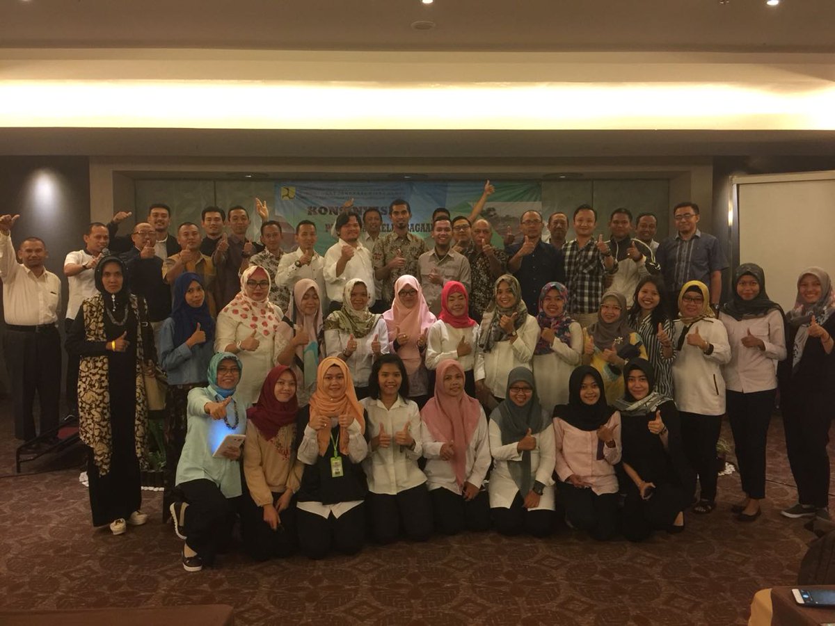 PatawariMh's tweet photo. Konsinyasi pembentukan peraturan kepala daerah. Foto Dr. Patawari, https://t.co/qheUN3hOdb. (Direktur indowacana) bersama dengan para konsultan hukum dan lingkungan se_indonesia. Solo, Purwokerto (23_25/7) https://t.co/xoTJuq0XHo