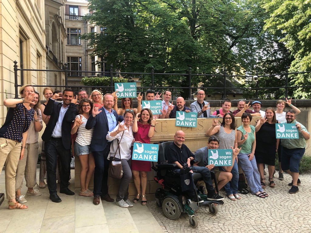 Gestern wurde in der Abegeordnetenkammer zur Anerkennung der Deutsche Gebaerdensprache in Luxemburg einstimmig gewählt. Erster großer und wichtiger Schritt in Sache Chancengleichheit fūr alle Būrger mit Hörbeeinträchtigungen.
