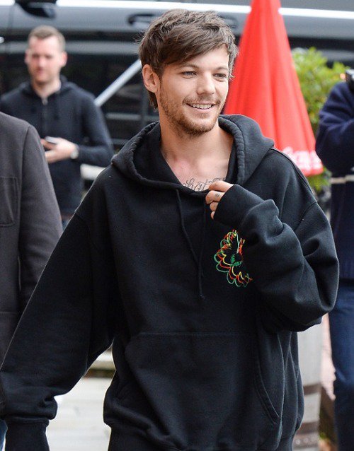 todays1dhistory's tweet image. Today (July 25) in 2017 - Louis is the softest sweetie in Manchester &amp;lt;3