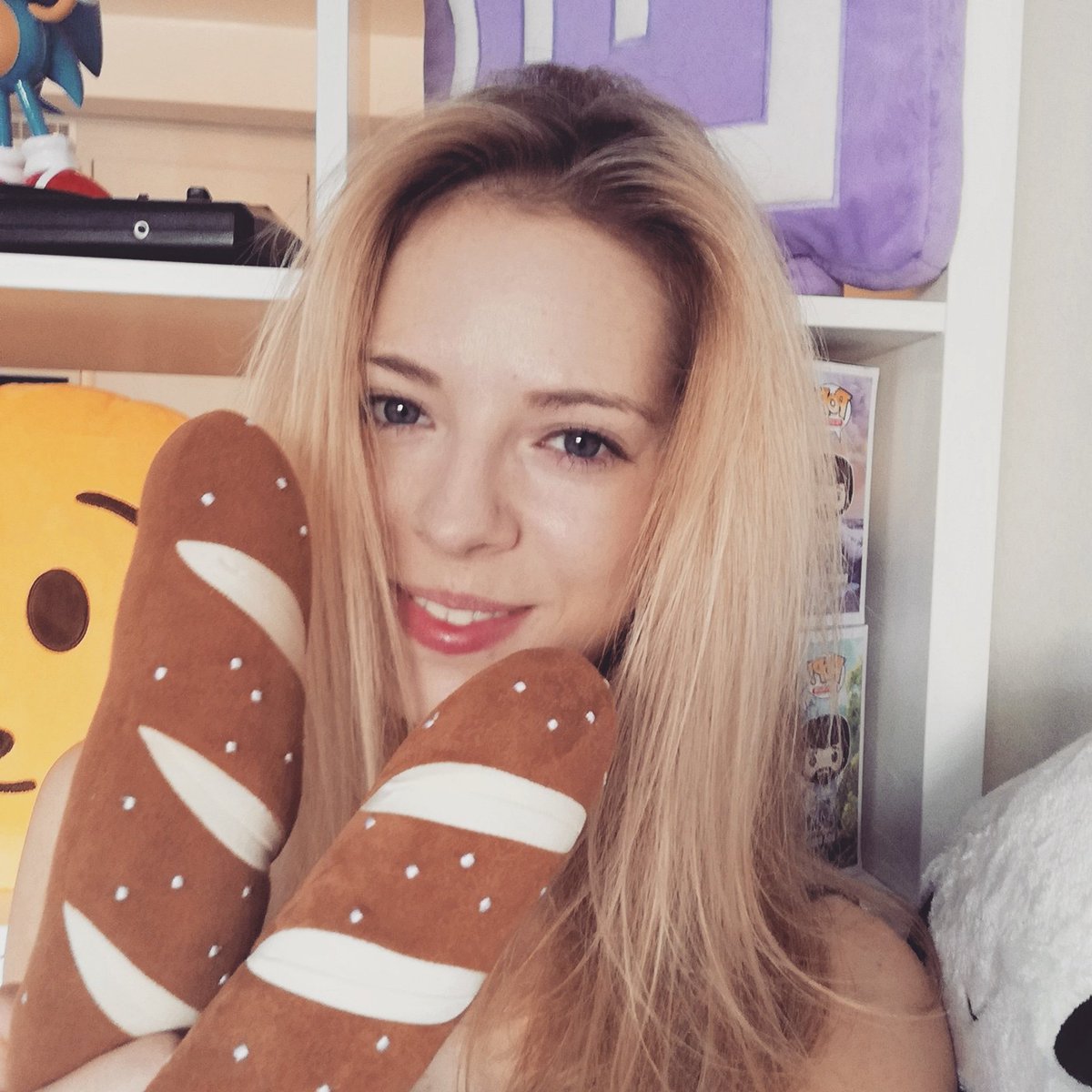 xnesssi's tweet photo. Leider muss der heutige Mittwochs-Stream mit "Ori and The Blind Forest" ausfallen. Wir sehen uns aber morgen zum Gruseldonnerstag auf jeden Fall wieder. 😊 Esst bis dahin ein paar Laugis 🥖und genießt das Wetter! ☀️ (Wenn man diese #Hitze überhaupt genießen kann... 😵) #laugi https://t.co/u3kBQT2S4e