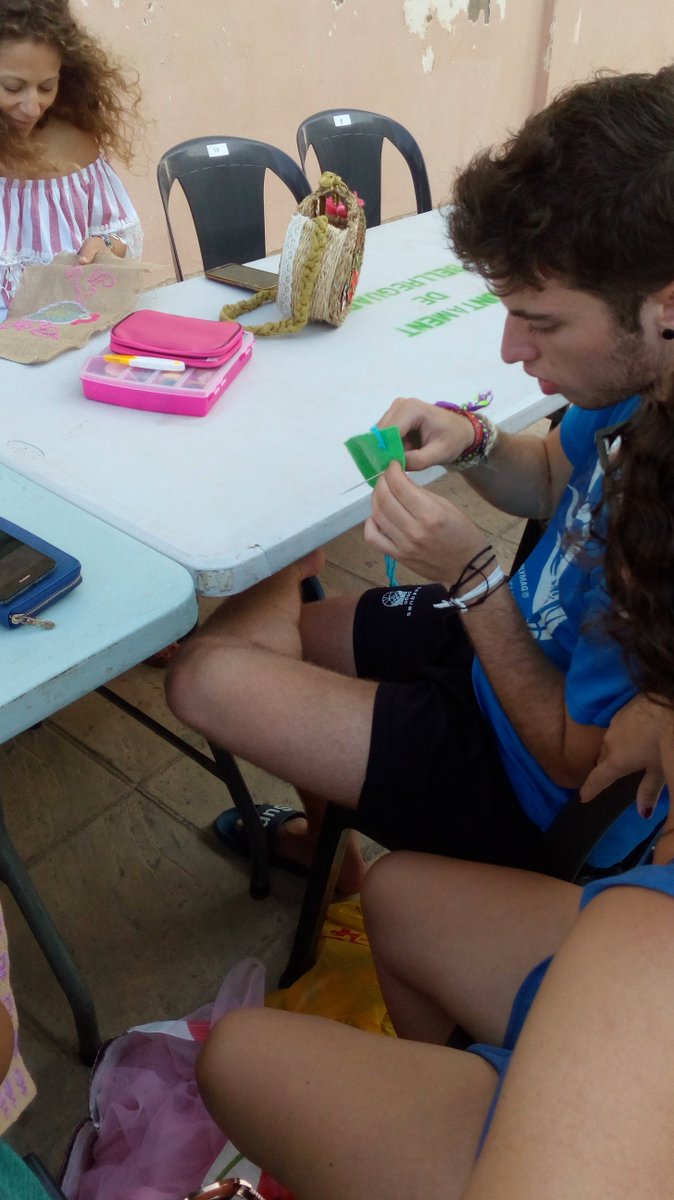 Teixint_Vincles's tweet photo. En cada una de les activitats que fem intentem eliminiar qualsevol #barrera que impedeixi la #participacióactiva, ens queda molt camí per a fer, però estem molt contentes del  procés de transformació generat entre totes i tots, gràcies! https://t.co/6FDGpfgsOK