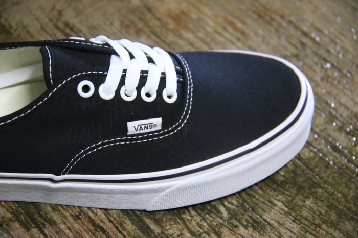 For sale vans authentic black white size 10. price 650,000 (uder retail) Brand New In Box for details -->  wa 081225814466