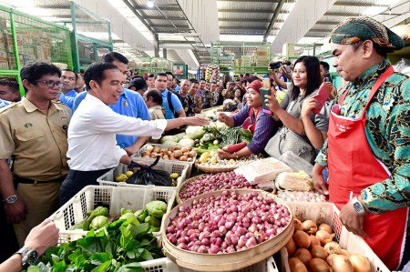 Metro_TV's tweet photo. Jokowi Blusukan di Pasar Kranggan Yogyakarta https://t.co/xYrxhxitml https://t.co/t868R6KNH3