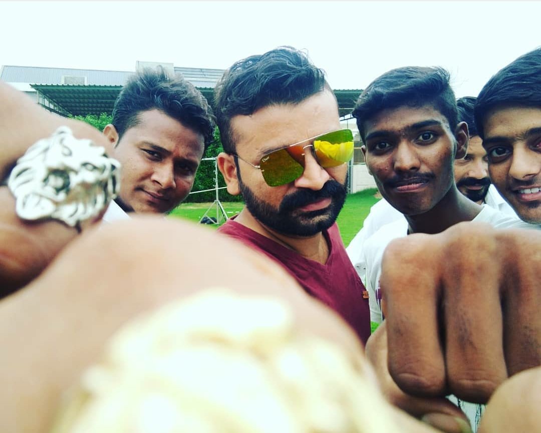 JogelManish's tweet photo. #manish jogel with frnds https://t.co/ujljWot1Vd