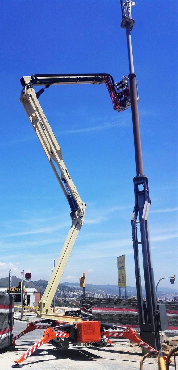 #Plataforma sobre #Oruga de 26 metros #JLG modelo #X26JPLUS en los mantenimientos de la luminaria en #vall #d'#hebrón
