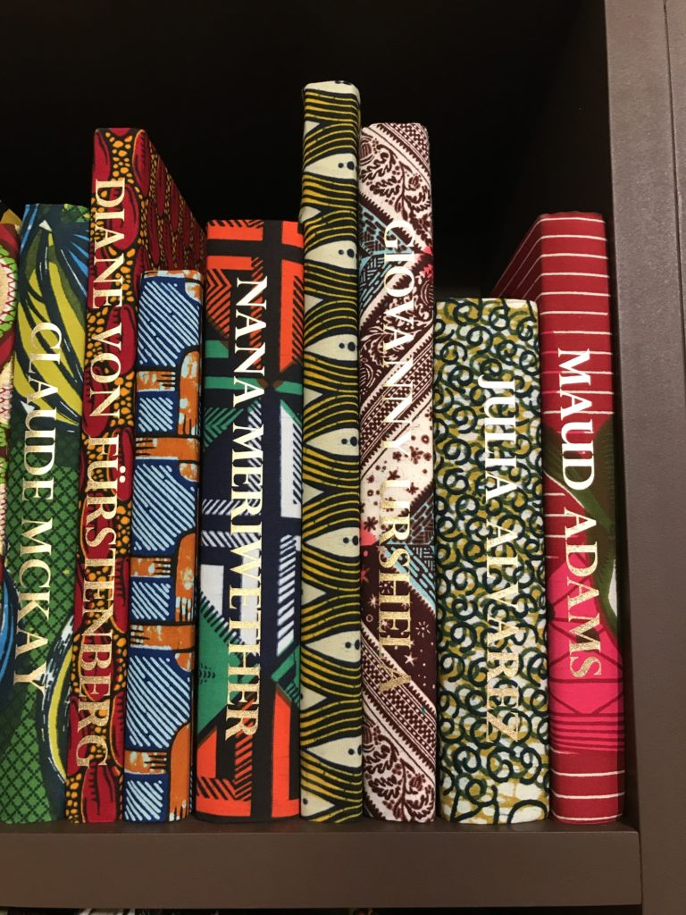 Goodman_Gallery's tweet photo. 'The American Library' (2018) by #YinkaShonibare, a 48-foot-long bookshelf containing thousands of books stamped with the names of first and second-generation immigrants, is an @artnet highlight at Cleveland's #FRONTTriennial - on view until 30 September https://t.co/PPSTmbr7tT https://t.co/rM0nWfxPgs