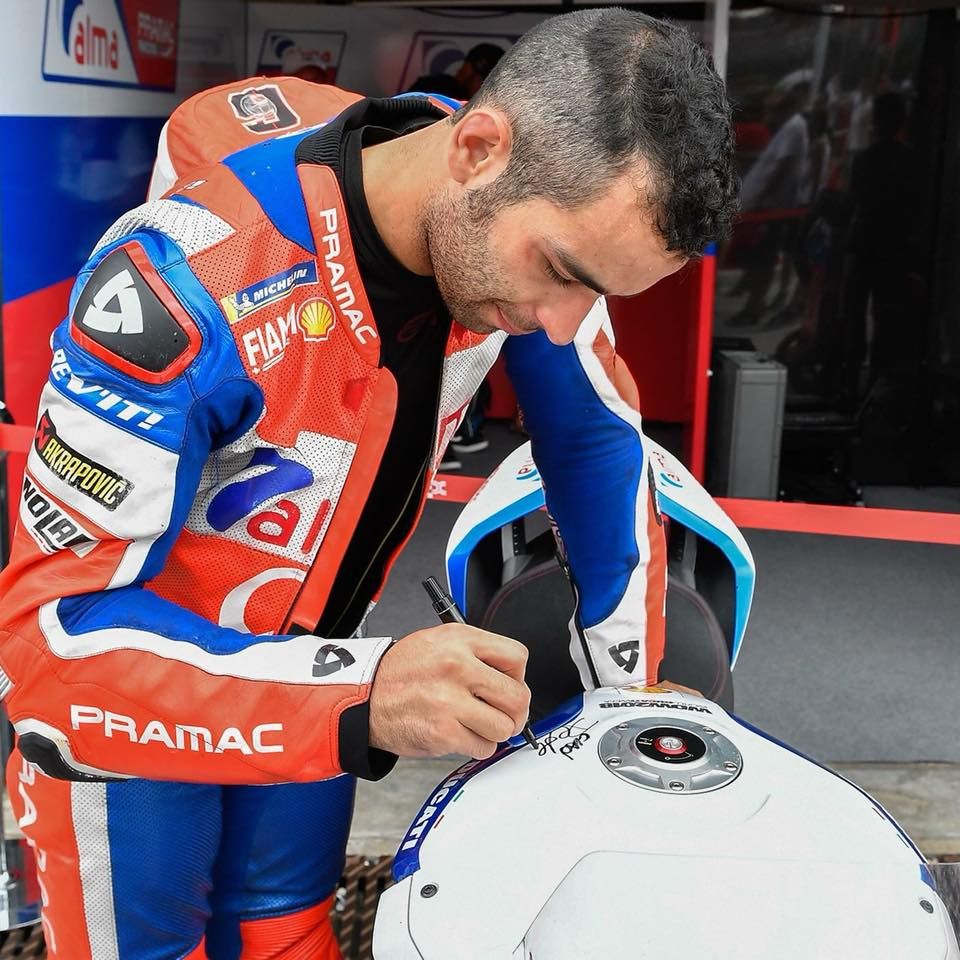 DucatiFrance's tweet photo. Le Panigale V4 S (livrée exclusive) que @Petrux9 a piloté durant la Race of Champions est maintenant mise aux enchères sur: https://t.co/fw7FnTEjMg
#Ducati #WorldDucatiWeek #WDW18 https://t.co/row8qOYUt6