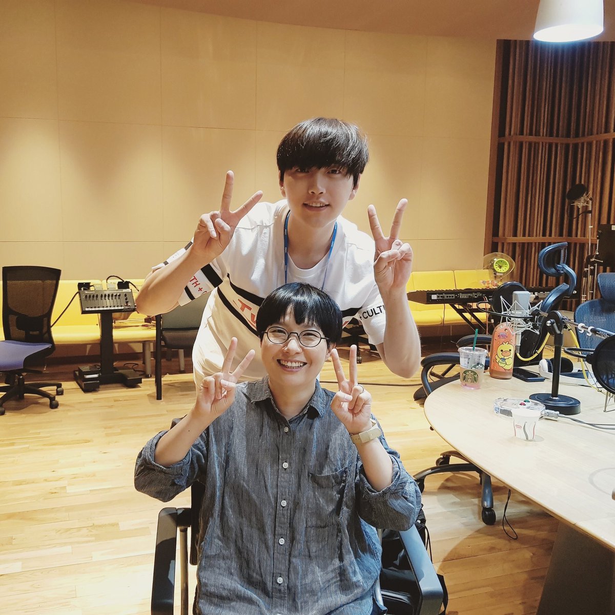 jiny__love's tweet photo. DJ Sandeul's guest on 180724 ~ Writer Kim Hana (Life veteran) talked about life issues with listeners and picture with Idol Radio DJ again.. He is having fun! 

#산들 #Sandeul #B1A4 #mbcstar #SandeulStarryNight https://t.co/GiugosOsCx