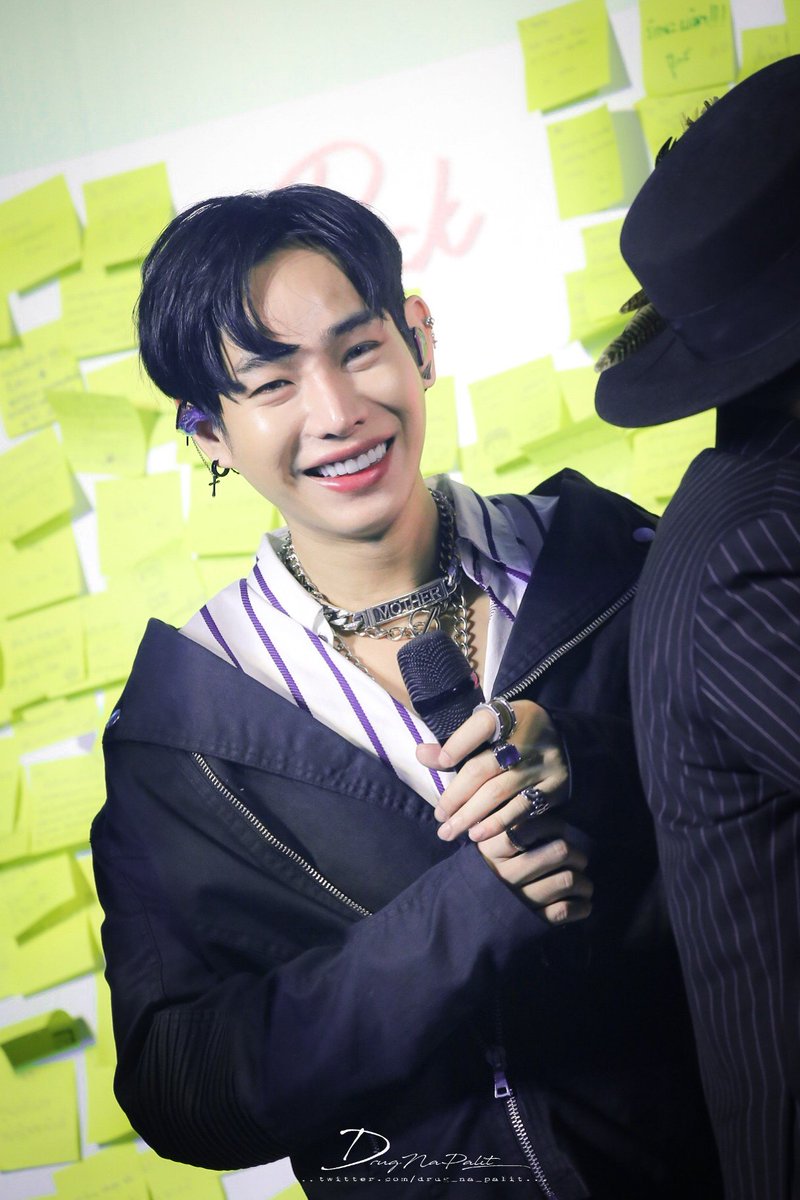 drug_na_palit's tweet photo. เฮียขา คถ.ล่ะอ่ะ ยังไม่พ้นประเทศเลย งอแงล่ะเนี่ย
#WhiteParty 
#LINETV 
#เป๊กผลิตโชค
#palitgallery 
#DrugPixx https://t.co/DWAFqdb5j1