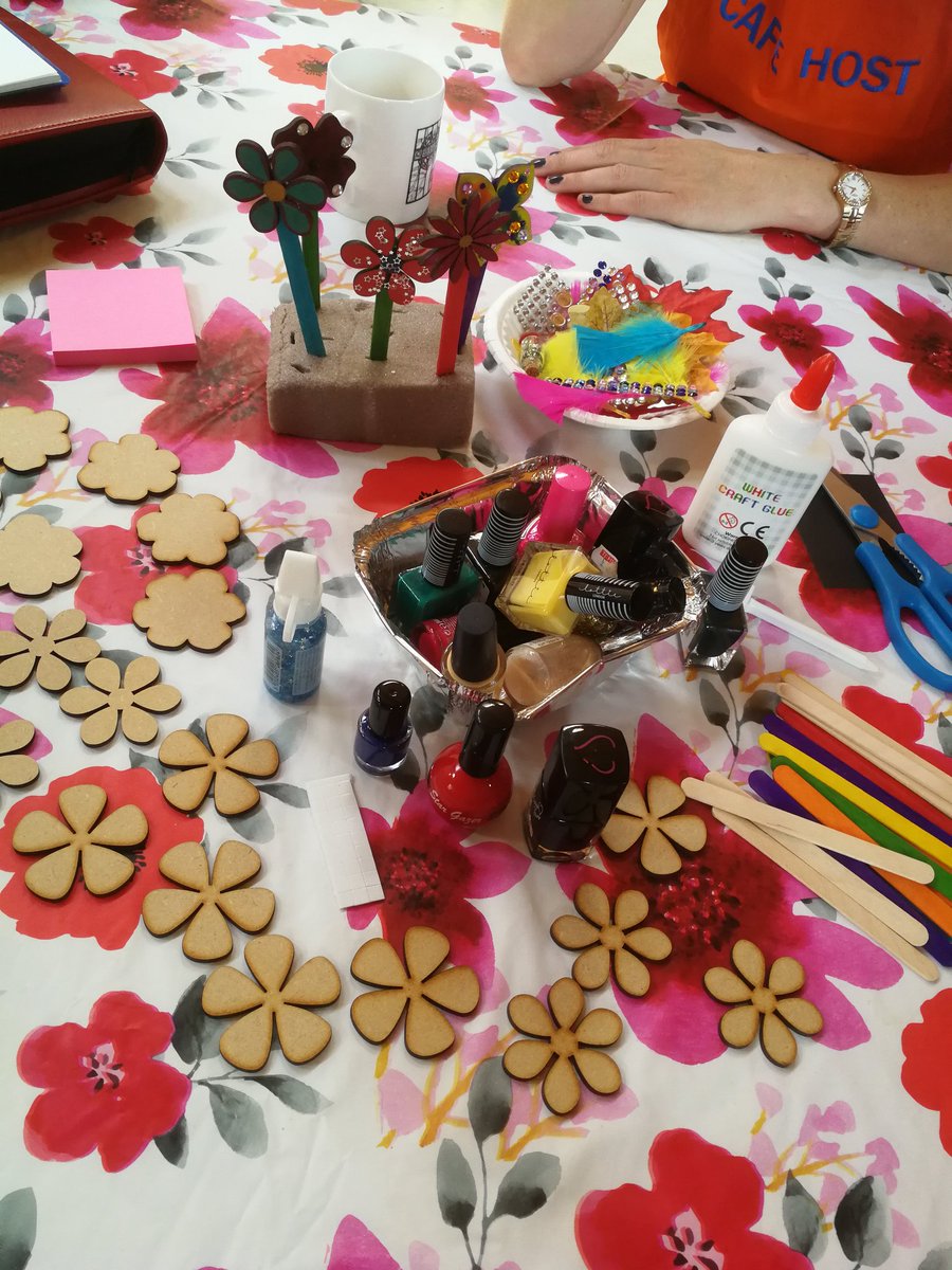 SuzieSAS's tweet photo. @Annemarie_SRC giving us our instructions for making our #Connect4Recovery #Fife floral tributes for @RecWalkScot https://t.co/HmOGefb9fl