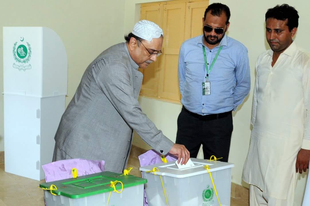 RoymMalik's tweet photo. سابق صدر پاکستان  @AAliZardari 
  اپنے آبائی شہر نواب شاہ  میں ووٹ کاسٹ کرتے ہوئے ...

#MeraVoteBilawalKa 
#ElectionPakistan2018 https://t.co/4I5G4ERlw6