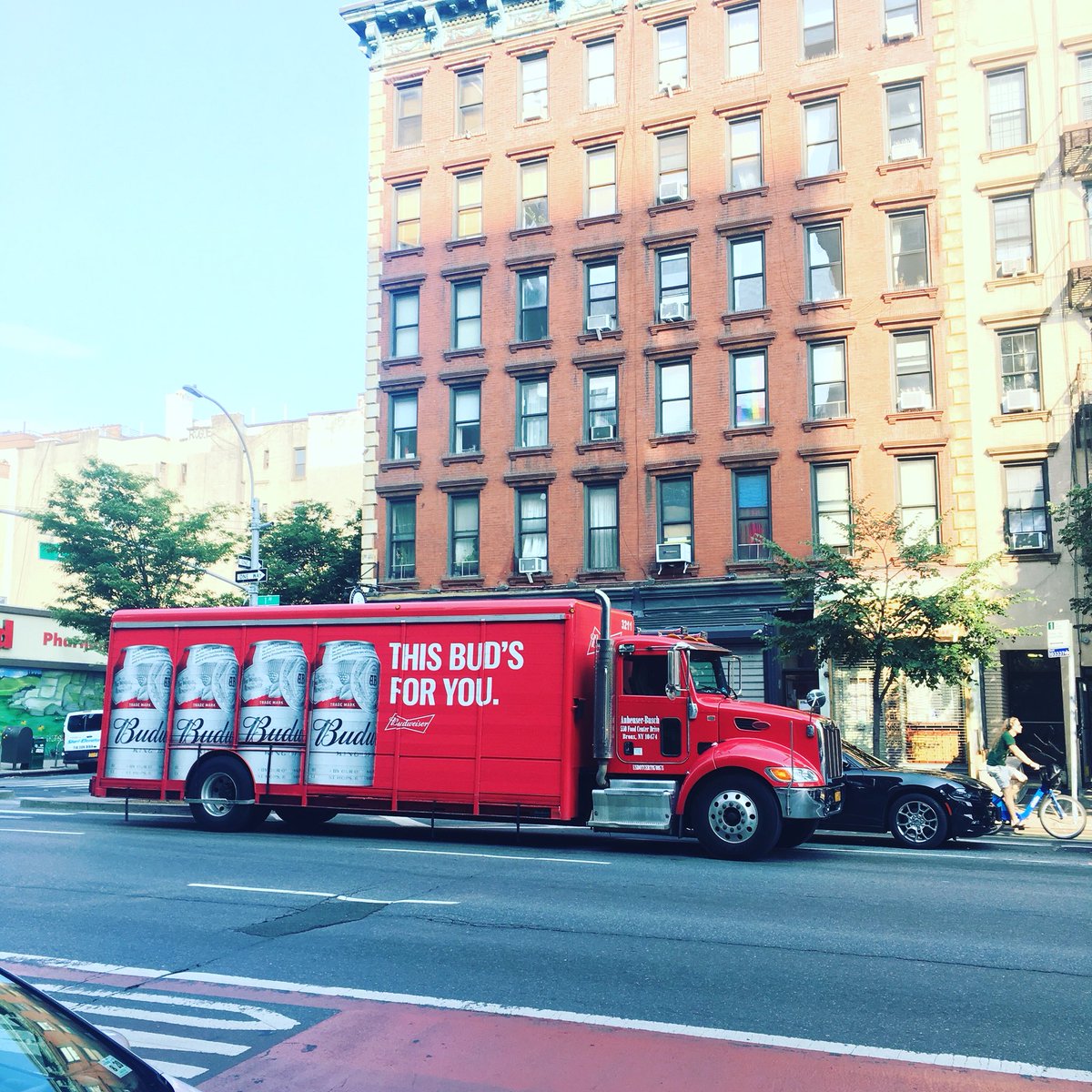 AdDiscourse's tweet image. There you go, #bud 🙏🍻 These #budweiser trucks are off the hook‼️ #red #truck #beer #brand #branding #wheels #newyork #newyorkcity