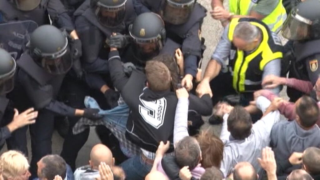 3CatInfo's tweet photo. Absolen un policia nacional per un cop de puny l'#1oct i obren diligències al denunciant 
https://t.co/acheJa7CXP https://t.co/0mT6xaqhn8