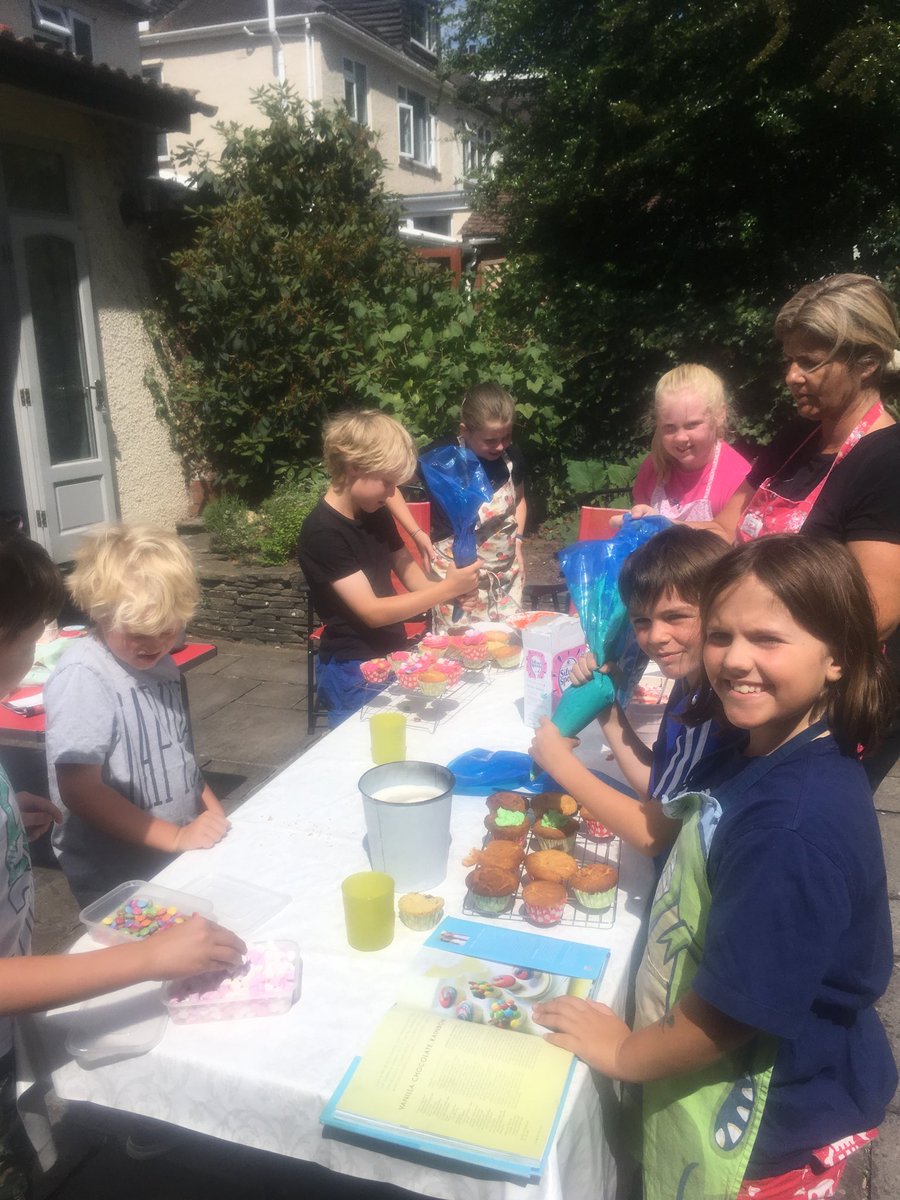 BacwsHaf's tweet image. Gweithdy prysur iawn ⁦yn y bacws bore ma! 👍👨‍🍳👩‍🍳👋 #pobi #cacennau #coginio #eisin @poblcaerdydd ⁦@yrawrgymraeg⁩