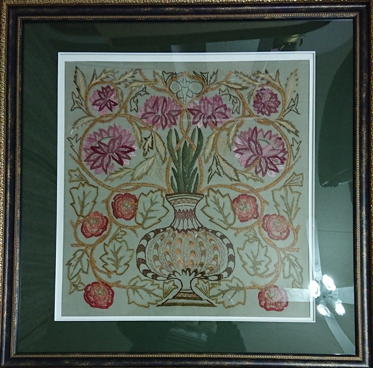 額装工房 ａ カルチャースクールの生徒さんの作品です 作品のみの画像 オリーブ色のマット１枚使用 白を入れてダブルマット ゴールドを入れてお渡した４枚を並べました 額装 額装工房a 刺繍 ダブルマット