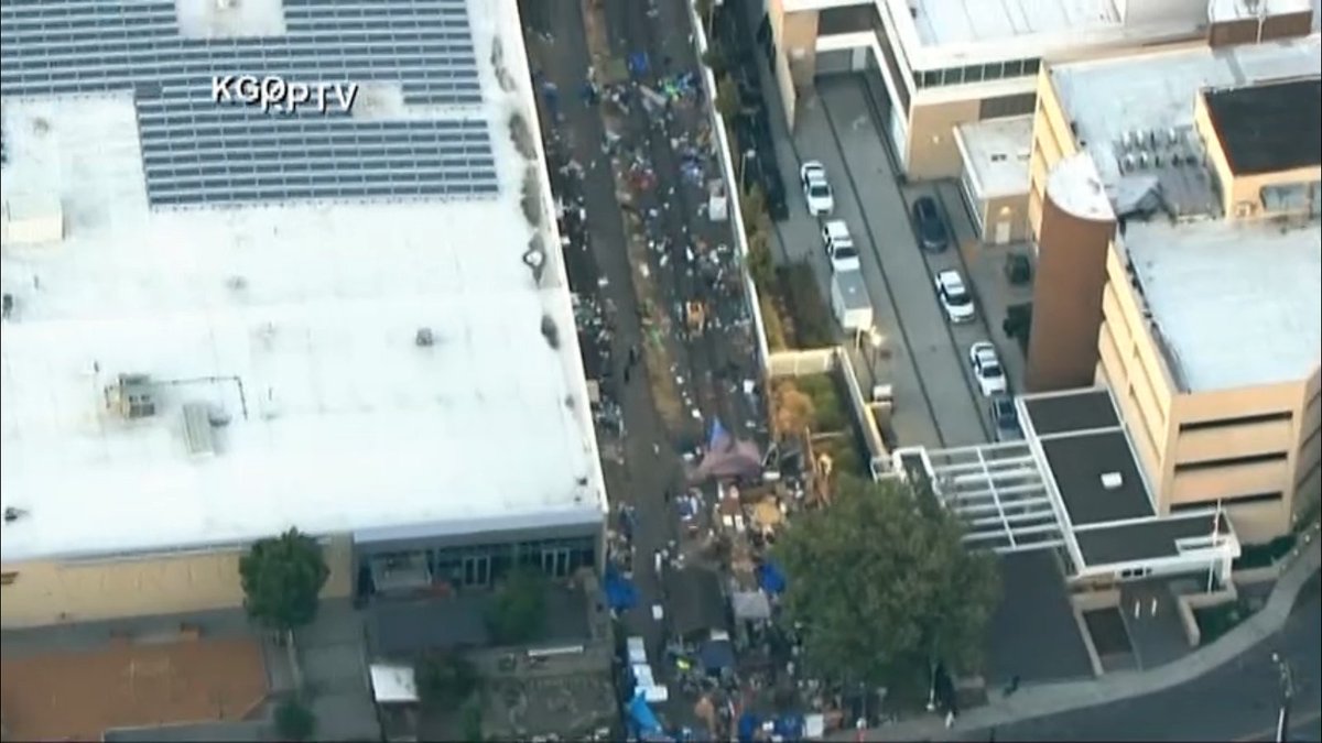 NOW: Officers are clearing an encampment - set up outside the ICE facility in Portland since June. katu.com/news/local/as-…