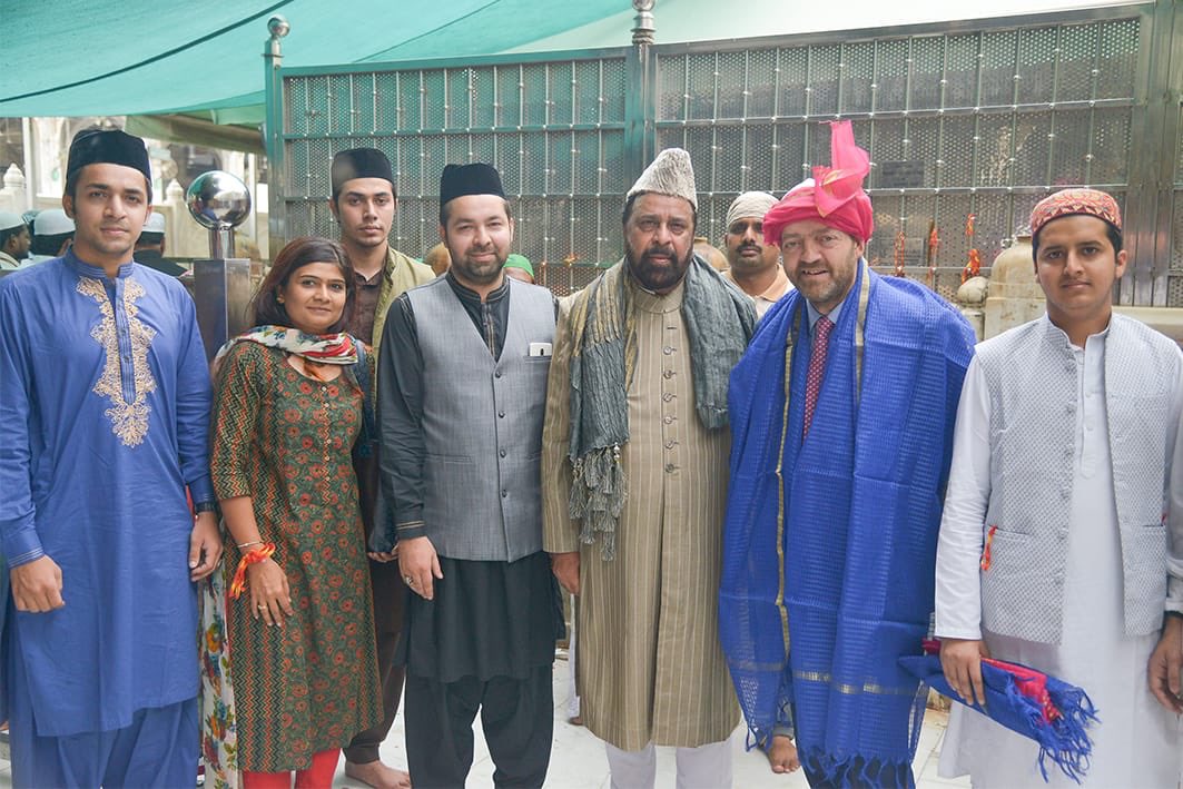 SBILALCHISHTY's tweet photo. DEPUTY HIGH COMMISSIONER @DHCGeoffWain VISIT TO AJMER SHARIF https://t.co/CDVXVEL8jZ