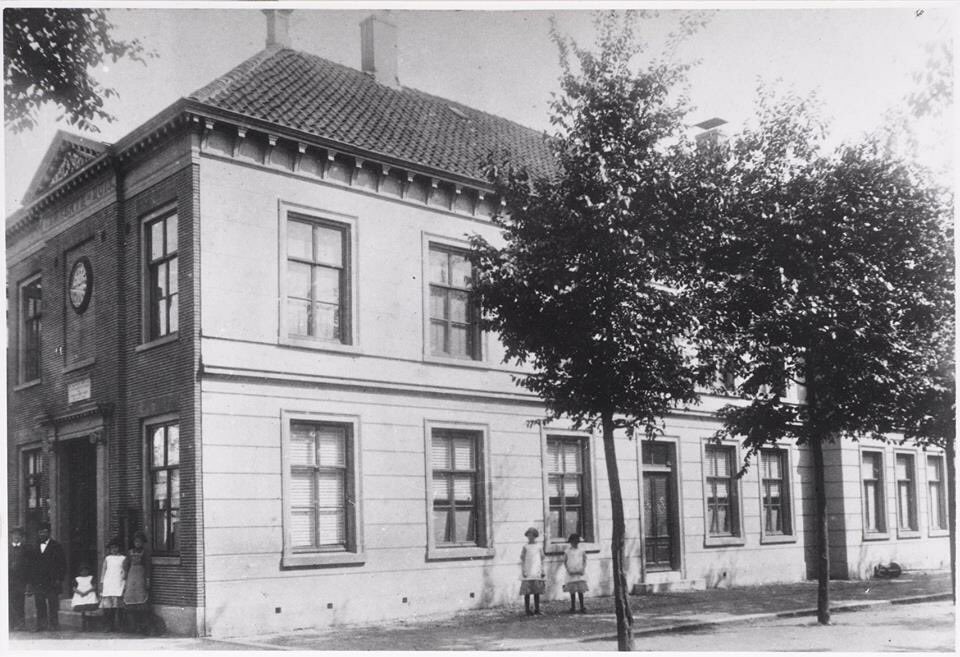 "De geschiedenis is het heden, gezien door de toekomst." - Godfried Bomans

Een mooie quote, en een mooie opmaat naar deze prachtige foto's die een sporter van ons heeft opgedoken in het archief.

Meer foto’s? Zie facebook.com/10663314611144…

#Stationsstraat #Wormerveer