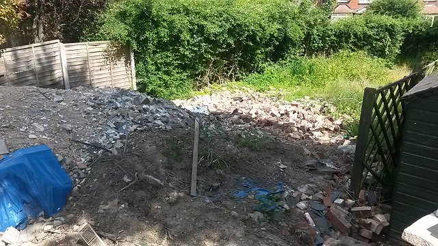 Clean_Leeds's tweet photo. The landlord of a property on #MontaguPlace allowed contractors to leave a large amount of #BuildingWaste in both the front and rear gardens. After trying to work together, the only option was to serve a #CommunityProtectionNotice to get the waste removed.
#DontBeANuisance #LS8 https://t.co/pBpxMQ0Yhi