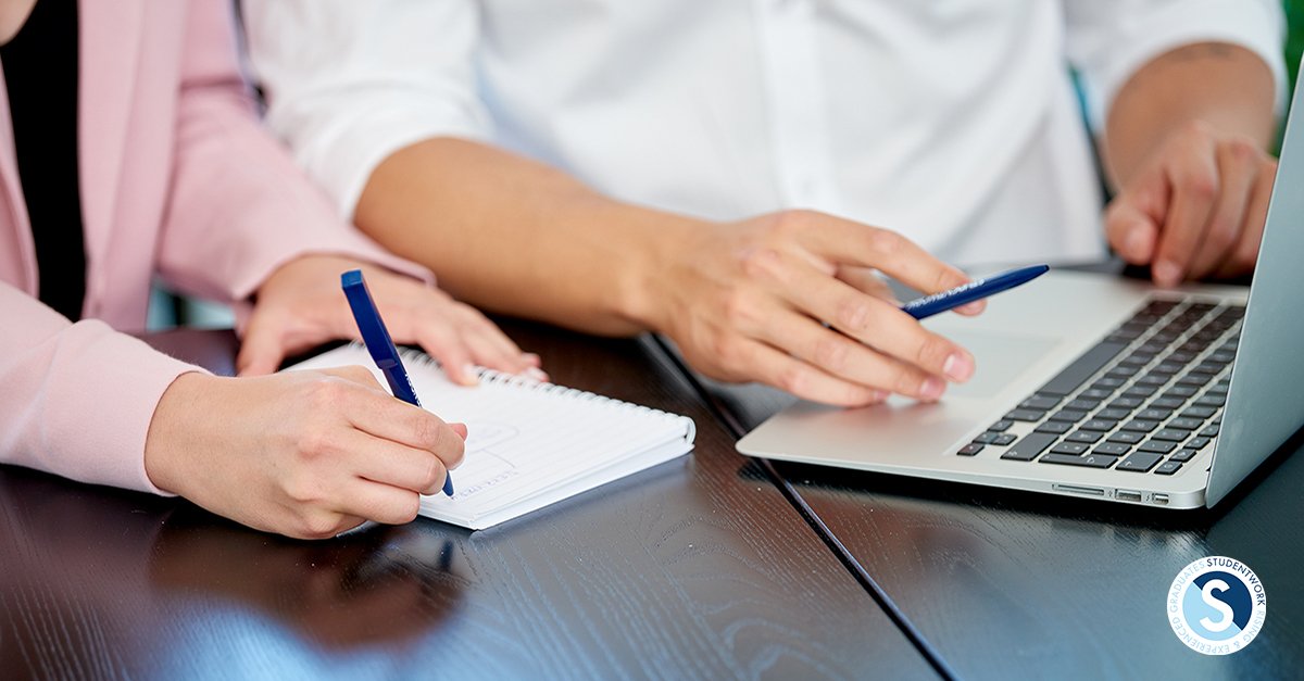 StudentworkSE's tweet image. Det finns massor av råd om hur du skriver ett perfekt CV, vad det ska innehålla &amp;amp; hur det ska ut. Vi har samlat våra bästa råd för hur du skapar ett grymt CV &amp;amp; 5 tips som du inte får glömma efter du har gjort klart ditt CV, men innan du skickar in det: bit.ly/2mgtnQg